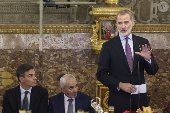 Pendant lequel le roi a pris la parole. 
Pedro Sanchez, Le roi Felipe VI d'Espagne - La famille royale espagnole lors de la remise des décorations à l'occasion du 10ème anniversaire du règne du roi d'Espagne, au Palais Royal à Madrid, le 19 juin 2024. © EuropaPress / Bestimage 