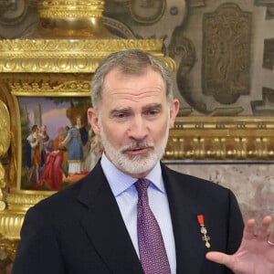 Le roi Felipe VI d'Espagne - La famille royale espagnole lors de la remise des décorations à l'occasion du 10ème anniversaire du règne du roi d'Espagne, au Palais Royal à Madrid, le 19 juin 2024.  © EuropaPress / Bestimage 