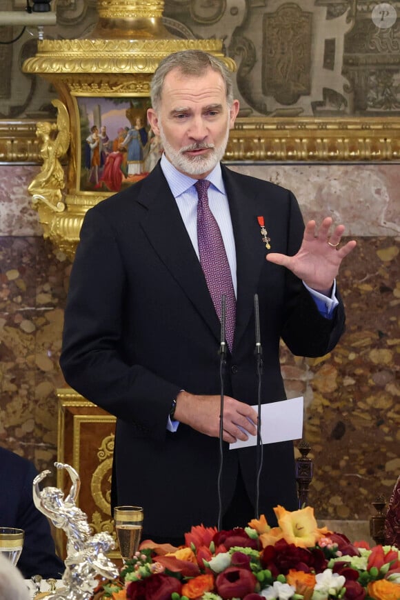 Le roi Felipe VI d'Espagne - La famille royale espagnole lors de la remise des décorations à l'occasion du 10ème anniversaire du règne du roi d'Espagne, au Palais Royal à Madrid, le 19 juin 2024.  © EuropaPress / Bestimage 