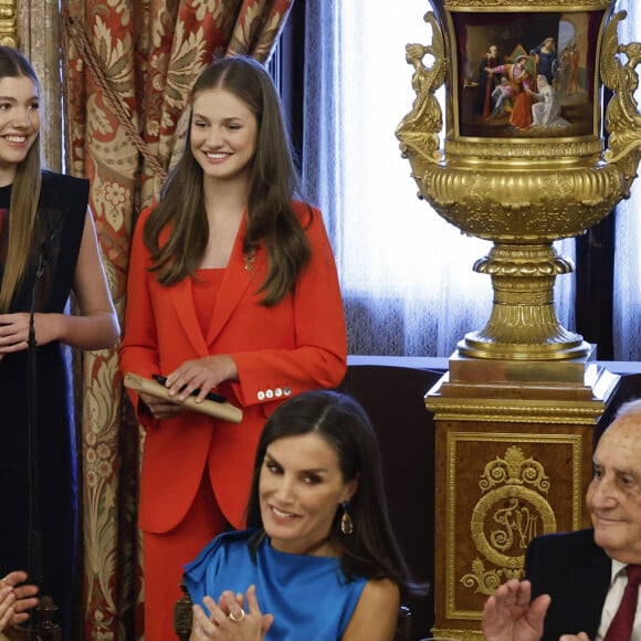 Mais aussi ses filles pour lui rendre hommage. 
L'infante Sofia d'Espagne, La princesse Leonor, La reine Letizia d'Espagne - La famille royale espagnole lors de la remise des décorations à l'occasion du 10ème anniversaire du règne du roi d'Espagne, au Palais Royal à Madrid, le 19 juin 2024. © EuropaPress / Bestimage 