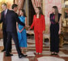 Plusieurs personnalités importantes d'Espagne les ont ensuite rejoint pour un déjeuner. 
Begona Gomez et son mari, Pedro Sanchez, Premier ministre, saluent Le roi Felipe VI et la reine Letizia d'Espagne,, La princesse Leonor, L'infante Sofia d'Espagne - La famille royale espagnole lors de la remise des décorations à l'occasion du 10ème anniversaire du règne du roi d'Espagne, au Palais Royal à Madrid, le 19 juin 2024. © Efe / EuropaPress / Bestimage 