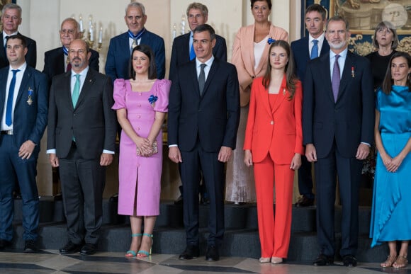 Pedro Sanchez, Premier ministre espagnol, La princesse Leonor, Le roi Felipe VI et la reine Letizia d’Espagne, - La famille royale espagnole lors de la remise des décorations à l'occasion du 10ème anniversaire du règne du roi d'Espagne, au Palais Royal à Madrid, le 19 juin 2024. L'objectif est de récompenser 19 Espagnols, un pour chaque communauté autonome ainsi que Ceuta et Melilla, pour les vertus civiques des fonctionnaires au service de l'État et les services extraordinaires des citoyens espagnols et étrangers pour le bien de la Nation. © Efe / EuropaPress / Bestimage  Family photo after the presentation of decorations on the occasion of the 10th anniversary of the Proclamation of His Majesty the King, at the Royal Palace, June 19, 2024, in Madrid (Spain). King Felipe VI commemorates his ten years on the throne with a ceremony at the Royal Palace in which 19 Spaniards are decorated for their services to others with the Order of Civil Merit. 