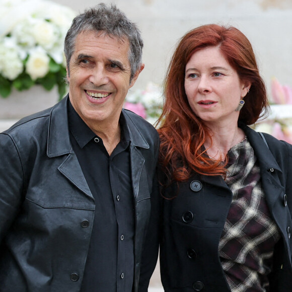 Julien Clerc est lui aussi venu en couple.
Julien Clerc et sa compagne Hélène Grémillon - Sortie des obsèques de l'auteure-compositrice-interprète et actrice française Françoise Hardy au crématorium du cimetière du Père-Lachaise à Paris, France, le 20 juin 2024. © Jacovides-Moreau/Bestimage 