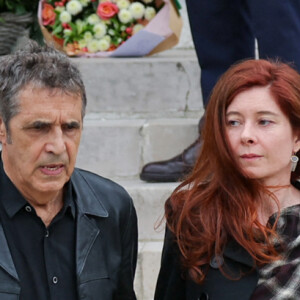 Julien Clerc et sa compagne Hélène Grémillon - Sortie des obsèques de l'auteure-compositrice-interprète et actrice française Françoise Hardy au crématorium du cimetière du Père-Lachaise à Paris, France, le 20 juin 2024. © Jacovides-Moreau/Bestimage 