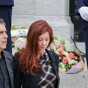 Julien Clerc et sa compagne Hélène Grémillon - Sortie des obsèques de l'auteure-compositrice-interprète et actrice française Françoise Hardy au crématorium du cimetière du Père-Lachaise à Paris, France, le 20 juin 2024. © Jacovides-Moreau/Bestimage 