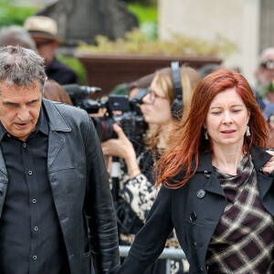 Julien Clerc et sa compagne Hélène Grémillon - Arrivées aux obsèques de l'auteure-compositrice-interprète et actrice française Françoise Hardy au crématorium du cimetière du Père-Lachaise à Paris, France, le 20 juin 2024. © Jacovides-Moreau/Bestimage 