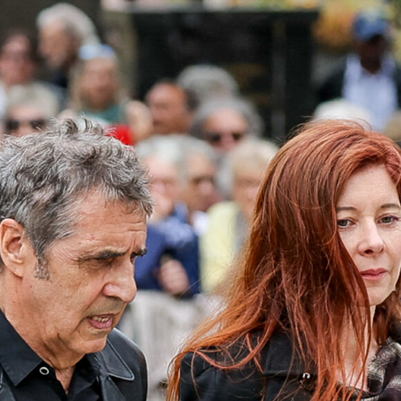 Julien Clerc et sa compagne Hélène Grémillon - Arrivées aux obsèques de l'auteure-compositrice-interprète et actrice française Françoise Hardy au crématorium du cimetière du Père-Lachaise à Paris, France, le 20 juin 2024. © Jacovides-Moreau/Bestimage 