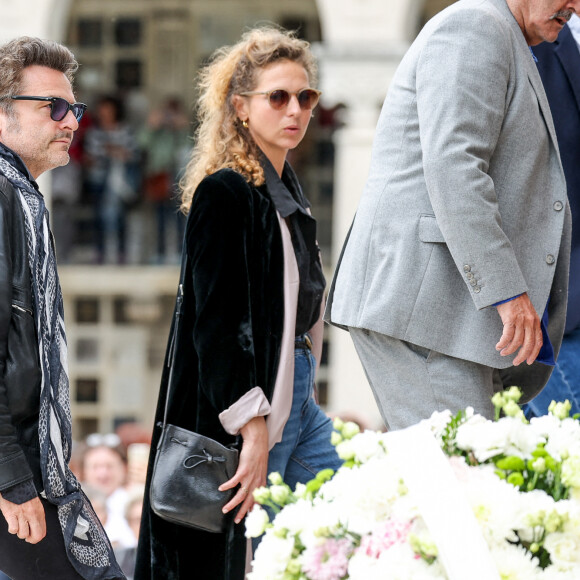 Matthieu Chedid et sa compagne Loïca Saint-M'leux, Louis Chedid - Arrivées aux obsèques de l'auteure-compositrice-interprète et actrice française Françoise Hardy au crématorium du cimetière du Père-Lachaise à Paris, France, le 20 juin 2024. © Jacovides-Moreau/Bestimage 