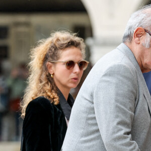 Matthieu Chedid et sa compagne Loïca Saint-M'leux, Louis Chedid - Arrivées aux obsèques de l'auteure-compositrice-interprète et actrice française Françoise Hardy au crématorium du cimetière du Père-Lachaise à Paris, France, le 20 juin 2024. © Jacovides-Moreau/Bestimage 