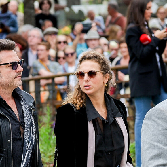 Matthieu Chedid et sa compagne Loïca Saint-M'leux, Louis Chedid - Arrivées aux obsèques de l'auteure-compositrice-interprète et actrice française Françoise Hardy au crématorium du cimetière du Père-Lachaise à Paris, France, le 20 juin 2024. © Jacovides-Moreau/Bestimage 