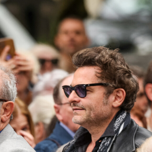 Louis Chedid et son fils Matthieu Chedid - Arrivées aux obsèques de l'auteure-compositrice-interprète et actrice française Françoise Hardy au crématorium du cimetière du Père-Lachaise à Paris, France, le 20 juin 2024. © Jacovides-Moreau/Bestimage 