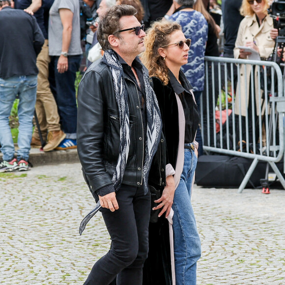 Matthieu Chedid et sa compagne Loïca Saint-M'leux, Louis Chedid - Arrivées aux obsèques de l'auteure-compositrice-interprète et actrice française Françoise Hardy au crématorium du cimetière du Père-Lachaise à Paris, France, le 20 juin 2024. © Jacovides-Moreau/Bestimage 