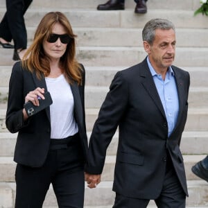 Meme chose pour Nicolas Sarkozy et sa femme Carla Bruni.
Nicolas Sarkozy et sa femme Carla Bruni - Sortie des obsèques de l'auteure-compositrice-interprète et actrice française Françoise Hardy au crématorium du cimetière du Père-Lachaise à Paris, France, le 20 juin 2024. © Jacovides-Moreau/Bestimage 