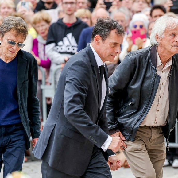 Ainsi que Dave et son mari Patrick Loiseau.
Dave et son compagnon Patrick Loiseau - Arrivées aux obsèques de l'auteure-compositrice-interprète et actrice française Françoise Hardy au crématorium du cimetière du Père-Lachaise à Paris, France, le 20 juin 2024. © Jacovides-Moreau/Bestimage 