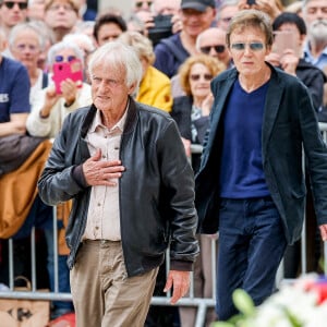 Dave et son compagnon Patrick Loiseau - Arrivées aux obsèques de l'auteure-compositrice-interprète et actrice française Françoise Hardy au crématorium du cimetière du Père-Lachaise à Paris, France, le 20 juin 2024. © Jacovides-Moreau/Bestimage 