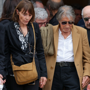 Jacques Dutronc et sa compagne Sylvie Duval - Sortie des obsèques de l'auteure-compositrice-interprète et actrice française Françoise Hardy au crématorium du cimetière du Père-Lachaise à Paris, France, le 20 juin 2024. © Jacovides-Moreau/Bestimage 