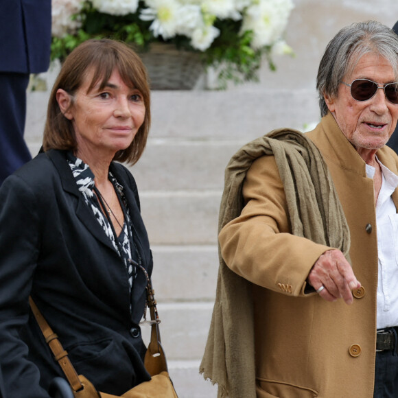 Jacques Dutronc et sa compagne Sylvie Duval - Sortie des obsèques de l'auteure-compositrice-interprète et actrice française Françoise Hardy au crématorium du cimetière du Père-Lachaise à Paris, France, le 20 juin 2024. © Jacovides-Moreau/Bestimage 