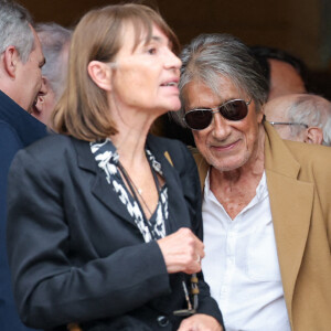 Jacques Dutronc et sa compagne Sylvie Duval - Sortie des obsèques de l'auteure-compositrice-interprète et actrice française Françoise Hardy au crématorium du cimetière du Père-Lachaise à Paris, France, le 20 juin 2024. © Jacovides-Moreau/Bestimage 