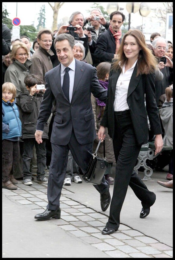 Carla Bruni et Nicolas Sarkozy sur le chemin du bureau de vote, à Paris, le 21 mars 2010 !