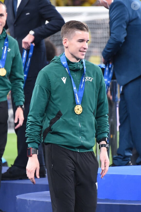 Mais également François Letexier, le petit jeune qui monte

François Letexier - Match de football en finale de ligue des champions (champions League) : Dortmund - Real Madrid : les Espagnols arrachent une 15e Ligue des champions le 1er juin 2024 © Federico Pestellini / Panoramic / Bestimage