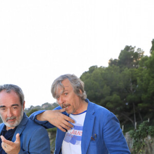 Bruno Solo et Pascal Demolon avaient également fait le déplacement. 
Exclusif - Bruno Solo et Pascal Demolon - Les célébrités posent sur la terrasse de l'hôtel "Le Provencal" lors de la 5ème édition du festival de Porquerolles à Giens, le 14 juin 2024. © Chavaroche/Nice-Matin/Bestimage 