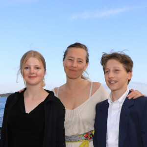 Exclusif - Isild le Besco (présidente du jury) avec ses enfants - Les célébrités posent sur la terrasse de l'hôtel "Le Provencal" lors de la 5ème édition du festival de Porquerolles à Giens, le 14 juin 2024. © Chavaroche/Nice-Matin/Bestimage 