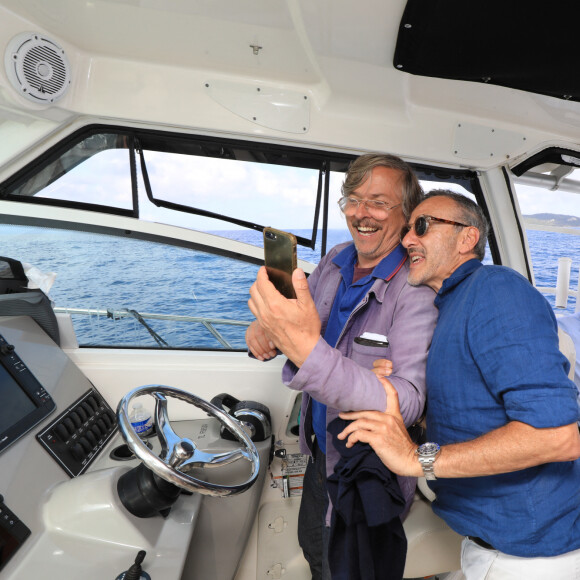 Exclusif - Elie Semoun et Pascal Demolon - Les célébrités ont pris le bateau pour aller visiter la fondation Carmignac sur l'île de Porquerolles lors de la 5ème édition du festival de Porquerolles, le 14 juin 2024. © Chavaroche/Nice-Matin/Bestimage 
