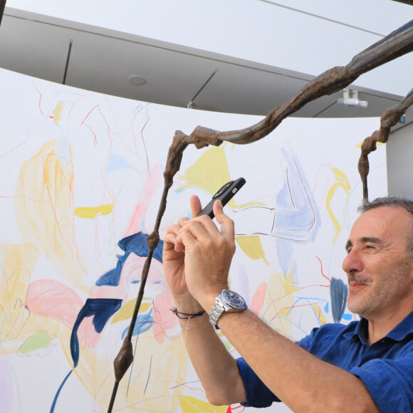 Exclusif - Elie Semoun - Les célébrités ont pris le bateau pour aller visiter la fondation Carmignac sur l'île de Porquerolles lors de la 5ème édition du festival de Porquerolles, le 14 juin 2024. © Chavaroche/Nice-Matin/Bestimage 