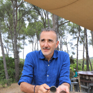 Exclusif - Elie Semoun - Les célébrités ont pris le bateau pour aller visiter la fondation Carmignac sur l'île de Porquerolles lors de la 5ème édition du festival de Porquerolles, le 14 juin 2024. © Chavaroche/Nice-Matin/Bestimage 