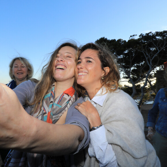 Les stars à Porquerolles !
Exclusif - Isild Le Besco (présidente du jury) , Vahina Giocante - Le jury présidé par Isild le Besco avec entre autres E.Semoun, B.Solo, P.Demolon, et V.Giocante s'est retrouvé dans une sublime villa surplombant la mer. © Franz Chavaroche / Bestimage 