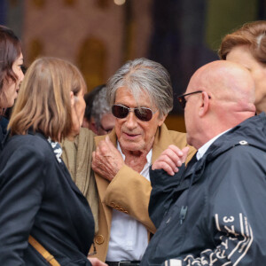 Jacques Dutronc et sa compagne Sylvie Duval - Sortie des obsèques de l'auteure-compositrice-interprète et actrice française Françoise Hardy au crématorium du cimetière du Père-Lachaise à Paris, France, le 20 juin 2024. © Jacovides-Moreau/Bestimage 