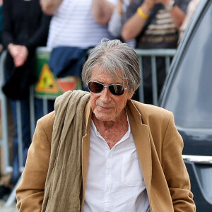 Jacques Dutronc et son fils Thomas Dutronc - Arrivées aux obsèques de l'auteure-compositrice-interprète et actrice française Françoise Hardy au crématorium du cimetière du Père-Lachaise à Paris, France, le 20 juin 2024. © Jacovides-Moreau/Bestimage 