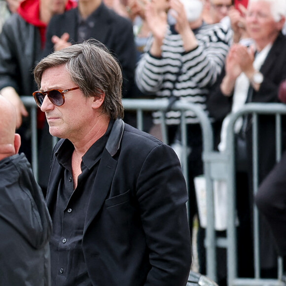 Jacques Dutronc et son fils Thomas Dutronc - Arrivées aux obsèques de l'auteure-compositrice-interprète et actrice française Françoise Hardy au crématorium du cimetière du Père-Lachaise à Paris, France, le 20 juin 2024. © Jacovides-Moreau/Bestimage 