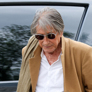 Jacques Dutronc - Arrivées aux obsèques de l'auteure-compositrice-interprète et actrice française Françoise Hardy au crématorium du cimetière du Père-Lachaise à Paris, France, le 20 juin 2024. © Jacovides-Moreau/Bestimage 