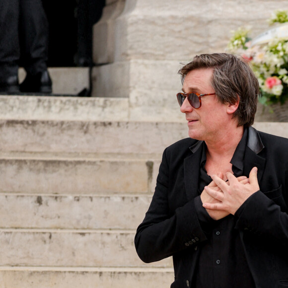 Thomas Dutronc, la main sur le coeur en guise de remerciement envers la foule d'admirateurs venue nombreuse pour rendre un dernier hommage à sa mère - Sortie des obsèques de l'auteure-compositrice-interprète et actrice française Françoise Hardy au crématorium du cimetière du Père-Lachaise à Paris, France, le 20 juin 2024. © Jacovides-Moreau/Bestimage 