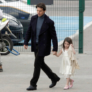 Alors qu'elle s'apprête à quitter le nid familial pour devenir officiellement étudiante, Suri n'aurait pas vu son célèbre papa depuis une bonne dizaine d'années.
Tom Cruise et sa fille, Suri Cruise.