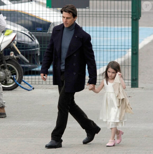 Alors qu'elle s'apprête à quitter le nid familial pour devenir officiellement étudiante, Suri n'aurait pas vu son célèbre papa depuis une bonne dizaine d'années.
Tom Cruise et sa fille, Suri Cruise.