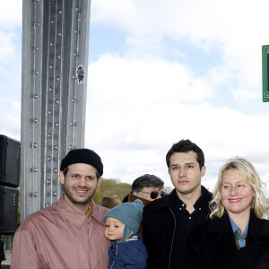 Alessandro Belmondo et son fils Vahé, Giacomo Belmondo, Luana Belmondo, Muriel Belmondo, Stella Belmondo, Alain Belmondo, Paul Belmondo, Victor Belmondo - Inauguration de "La promenade Jean-Paul Belmondo" au terre-plein central du pont de Bir-Hakeim, ouvrage public communal situé sous le viaduc du métro aérien, à Paris (15e, 16e) le 12 avril 2023.