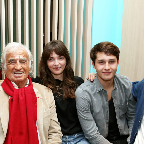 Jean-Paul Belmondo entouré de ses petits-enfants, Victor, Annabelle, Giacomo et Alessandro - A l'occasion du lancement de son nouveau livre "Mes recettes bonne humeur" (Editions du Cherche Midi),  13 octobre 2016.