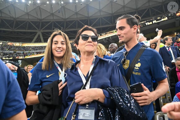 Véronique Rabiot, mère d'Adrien Rabiot, le frère de Adrien avec sa compagne dans les tribunes du match "France - Argentine (3-3 - tab 2-4)" en finale de la Coupe du Monde 2022 au Qatar, le 18 décembre 2022. © Philippe Perusseau / Bestimage