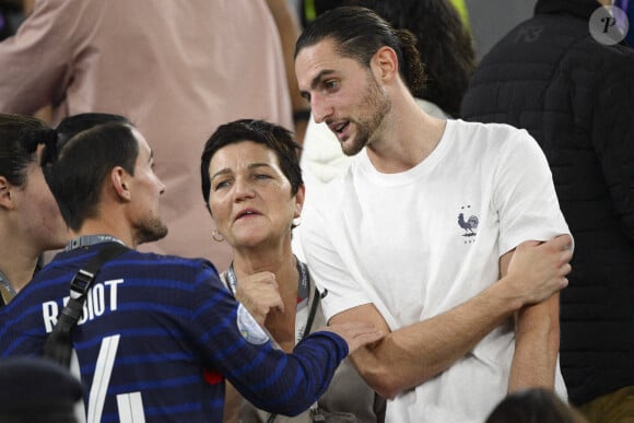 Adrien Rabiot et sa mere Veronique Rabiot en tribunes lors du match du groupe D opposant la France au Danemark lors de la coupe du Monde au stade 974 à Doha au Qatar, le 26 novembre 2022. © Jean-Baptiste Autissier/Panoramic/Bestimage