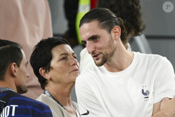 Adrien Rabiot et sa mere Veronique Rabiot en tribunes lors du match du groupe D opposant la France au Danemark lors de la coupe du Monde au stade 974 à Doha au Qatar, le 26 novembre 2022. © Jean-Baptiste Autissier/Panoramic/Bestimage