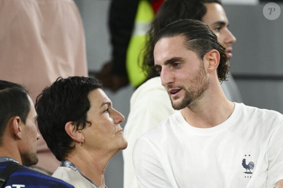 Les policiers ont retrouvé un butin estimé à 9900 euros
 
Adrien Rabiot et sa mere Veronique Rabiot en tribunes lors du match du groupe D opposant la France au Danemark lors de la coupe du Monde au stade 974 à Doha au Qatar, le 26 novembre 2022. © Jean-Baptiste Autissier/Panoramic/Bestimage