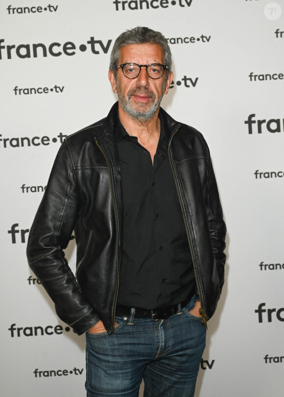 Michel Cymes au photocall pour la conférence de presse de rentrée de France TV à la Grande Halle de la Villette à Paris, France, le 6 juillet 2022. © Coadic Guirec/Bestimage 