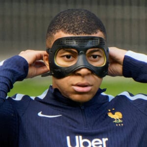 Les problèmes que risque de rencontrer Kylian Mbappé avec son masque
 
Kylian Mbappe à l'Euro, en Allemagne © Imago/Panoramic/Bestimage