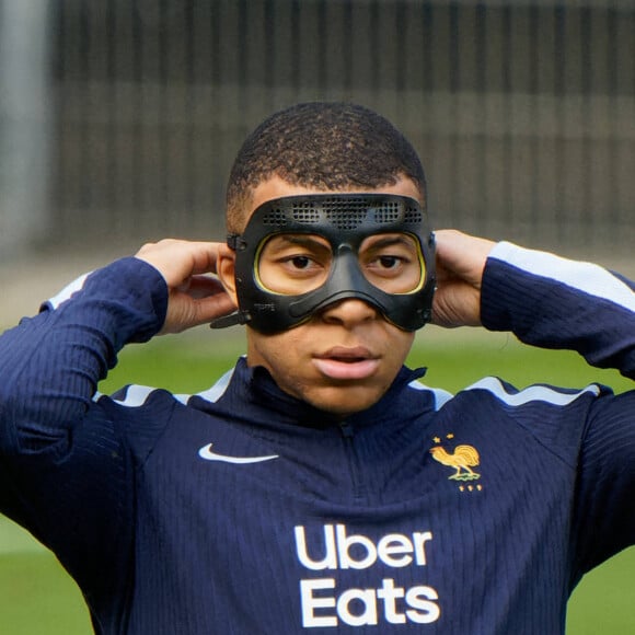 Les problèmes que risque de rencontrer Kylian Mbappé avec son masque
 
Kylian Mbappe à l'Euro, en Allemagne © Imago/Panoramic/Bestimage