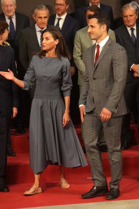 doublée par un problème de métatarsalgie, ce qui l'oblige à porter depuis des semaines des souliers plats
La reine Letizia d'Espagne arrive à la réunion du conseil d'administration de FAD Youth dans les studios de Netflix à Madrid le 25 juin 2024. © José Ramón Hernando / Europa Press 06/25/2024