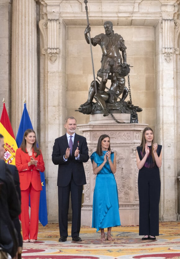 En effet, son orteil souffre d'une fracture
La princesse Leonor, Le roi Felipe VI et la reine Letizia d'Espagne, L'infante Sofia d'Espagne - La famille royale espagnole préside la cérémonie de décoration des ordres du mérite civil, à l'occasion du 10ème anniversaire du couronnement du roi d'Espagne au palais royal à Madrid, le 19 juin 2024. © Lala Yasky / Bestimage