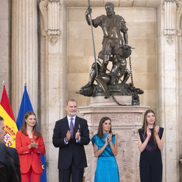 En effet, son orteil souffre d'une fracture
La princesse Leonor, Le roi Felipe VI et la reine Letizia d'Espagne, L'infante Sofia d'Espagne - La famille royale espagnole préside la cérémonie de décoration des ordres du mérite civil, à l'occasion du 10ème anniversaire du couronnement du roi d'Espagne au palais royal à Madrid, le 19 juin 2024. © Lala Yasky / Bestimage