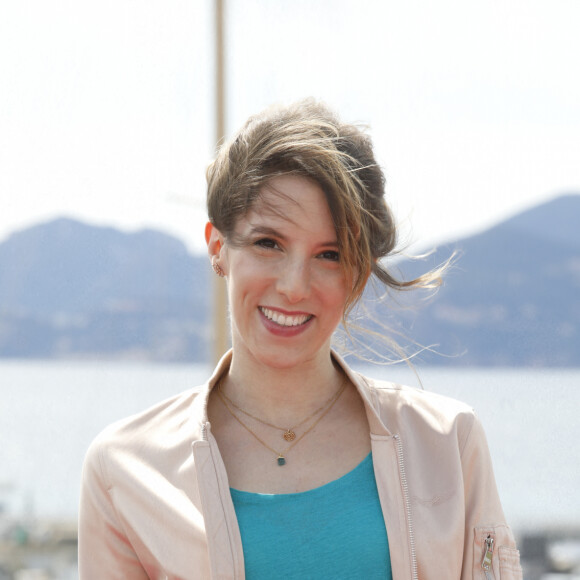 Léa François au photocall de la série "Plus belle la vie" lors de la 5ème saison du festival International des Séries "Canneseries" à Cannes, France, le 2 avril 2022. © Denis Guignebourg/Bestimage